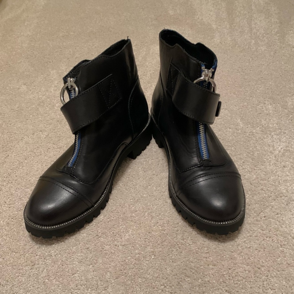black dip up boots